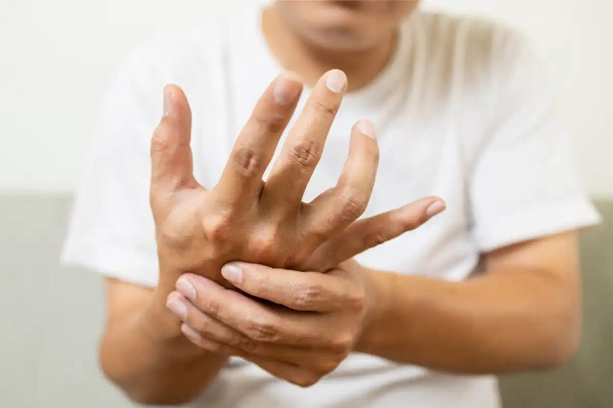 صورة مقال أسباب رجفة اليدين وعلاجها